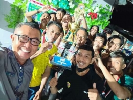 Foto: Selfie Angkat Piala, Nambo FC Bersama Karang Taruna Tetalo Jaya, Kades Nambo dan Sekcam Bungku Timur