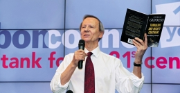 Anthony Giddens tokoh teori strukturasi. Sumber : Anthony Giddens Launches Book on Europe - The Lisbon Council 