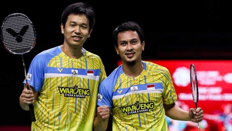 Ilustrasi Muhammad Ahsan dan Hendra Setiawan berpasangan dalam lapangan di turnamen India Open 2022| Sumber Foto : indosport.com