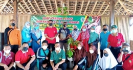 Penyerahan bibit pohon alpukat MTsN 3 Bantul kepada pengelola wisata Watu Goyang