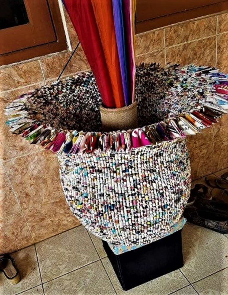 Tempat payung di atas adalah seratus persen dari sampah sampah kertas dari majalah dan brosur, hasil kreasi Roselina Tjiptadinata | Foto: Roselina Tjiptadinata