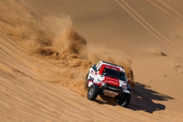 Toyota Hilux Dakar T1+ beraksi (dakar.com)
