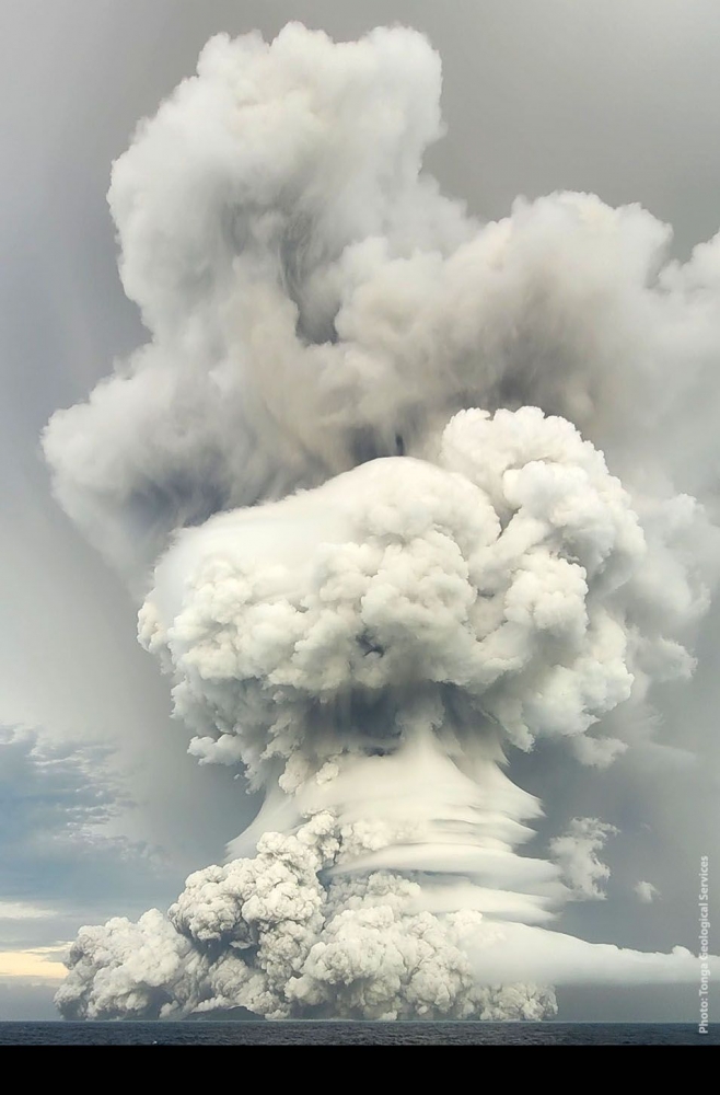 Witnessed by TGS observer team, a 5km wide plume rises over 18km above sea level, Jan. 14, 2022 at 5:14pm.  Source : matangitonga.to