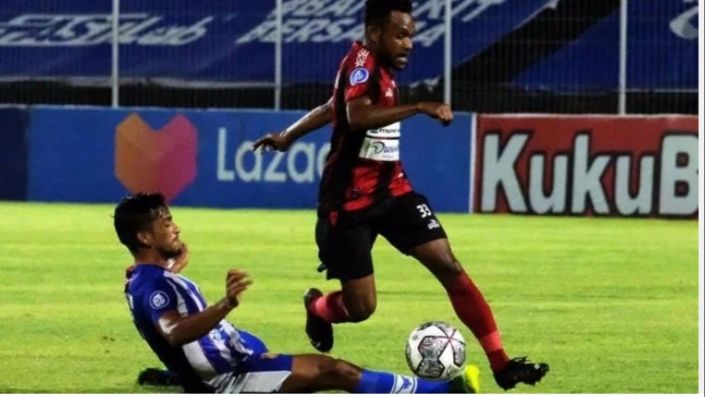 Duel Persipura melawan Persiraja dalam lanjutan Liga 1 di stadion Kompyang Sujana(dokumentasi poto: ANTARA FOTO/ Nyoman Hendra Wibowo)