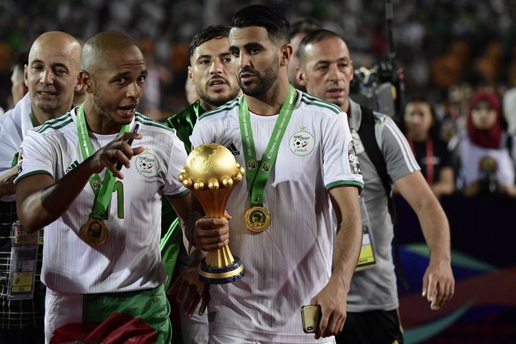 Yacine Brahimi (depan kiri) dan Riyad Mahrez (depan kanan) saat juara Piala Afrika 2019. Foto:  Javier Soriano dipublikasikan kompas.com