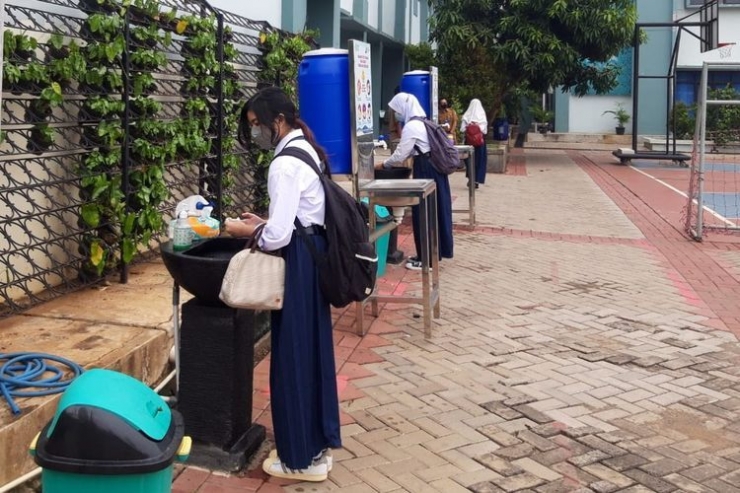 Sejumlah siswa SMP Negeri 8 Tangerang Selatan mencuci tangan sebelum mengikuti pembelajaran tatap muka (PTM) terbatas, Senin (6/9/2021).(KOMPAS.com)
