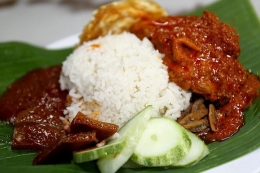Makanan  (Sumber: https://pixabay.com/photos/food-nasi-lemak-asia-malaysia-658715/)