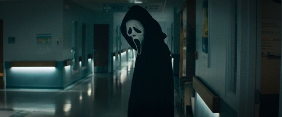 Kostum ghostface selalu menjadi identitas si pembunuh (image by Paramount)