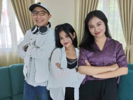 Rheo bersama Mayang dan Chika, adik almarhumah artis Vanessa Angel, yang trauma karena di-bully. Foto: Dok. Rheo
