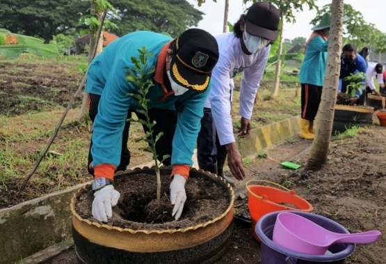 Proses penanaman terraganik di Ngrowo Bening | Foto by media PemkotMadiun