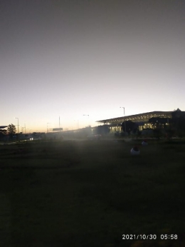 Matahari mengintip di balik gerbang Bandara Internasional Bole,Addis Ababa,Ethiopia,30 Oktober 2021. Photo Koleksi Pribadi 