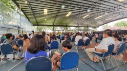 Lokasi vaksinasi di lapangan olahraga sekolah di Cikarang (Foto : MomAbel)