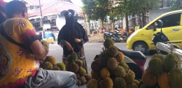 Pembeli sedang membeli duren (Dokumentasi Pribadi)