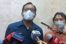 Aktivis Haris Azhar usai kepolisian terkait laporan kasus pencemaran nama baik Menteri Koordinator Bidang Kemaritiman-Investasi, Luhut BP (kompas.com)