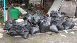 Tidak adanya pengelolaan sampah kawasan membuat sampah yang bisa didaur ulang juga terbuang. (Dokumentasi pribadi)