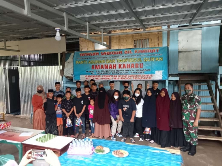 Dandim 1408/MKS Kol Kav Dwi Irbaya Sandra, S.Sos bersama keluarga anjang sana ke Yayasan Panti Asuhan Sabiqun Bil Khairat Sudiang, Jumat (14/01/2022) 