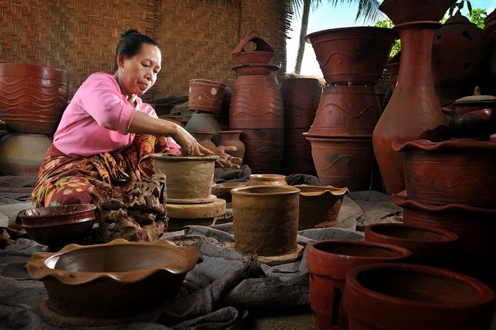 Ilustrasi foto dari : https://datulomboktour.com/package/sasak-traditional-tour-datu-01/proses-pembuatan-gerabah-di-banyumulek/