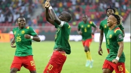 Penyerang Kamerun, Vincent Aboubakar merayakan selebrasi bersama para pemain Kamerun lainnya (Sumber : medan.tribunnews.com) 