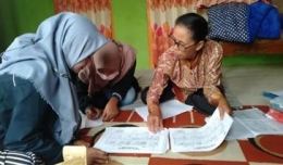 Pendataan Lansia Dusun Krajan bersama Ibu Ngatiyam (dokpri)
