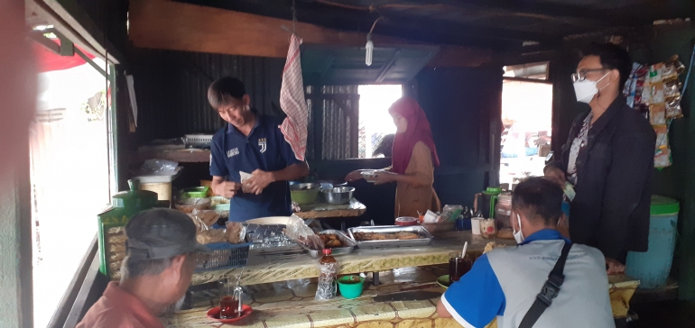 Muhammad (38) dan Yuni (43) tampak sedang sibuk melayani para pelanggan | Dok. pribadi/ Thomas Panji