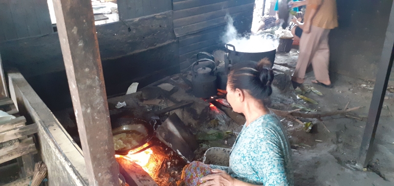 Tampak dapur dari Warung Ijo yang masih menggunakan kayu bakar untuk memasak | Dok.pribadi/ Thomas Panji