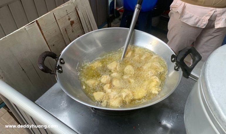 Pempek pesanan yang sedang digoreng (sumber: deddyhuang.com)