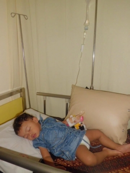 Anak saya saat dirawat inap di salah satu rumah sakit swasta di Bogor, Jawa Barat. | Dokumentasi Pribadi