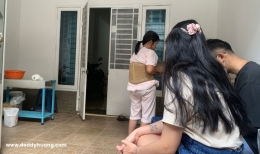 Istri om Ayong sedang melayani pembeli (sumber: deddyhuang.com)