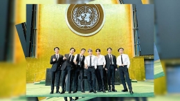 Anggota BTS berfoto di depan Podium Markas Besar PBB di New York, Amerika Serikat. ( Akun Twitter BTS )