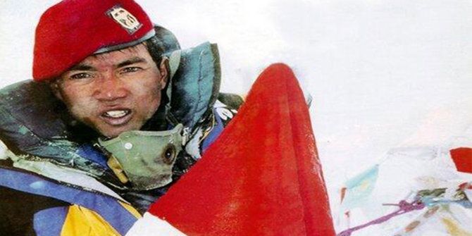 Pratu Asmujiono di puncak Everest (Sumber: merdeka.com, 24 April 2014)