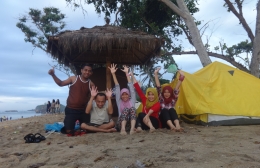 Foto Jack Mite bersama Crew di Pantai Balekambang