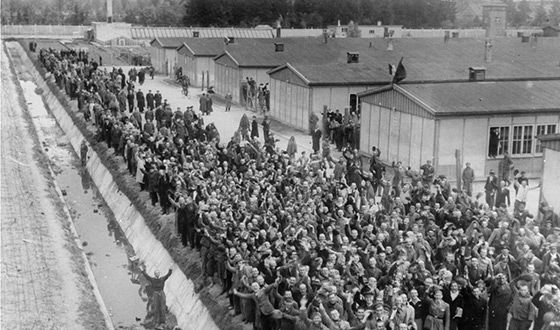 Foto: Pembebasan oleh tentara Amerika di kamp konsentrasi Dachau. (Sumber: KZ Gedenkstatte Dachau)