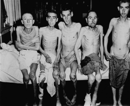 Foto: Tahanan kamp konsentrasi Dachau, saat pembebasan. (Sumber: USHMM, courtesy of Tibor Vince)