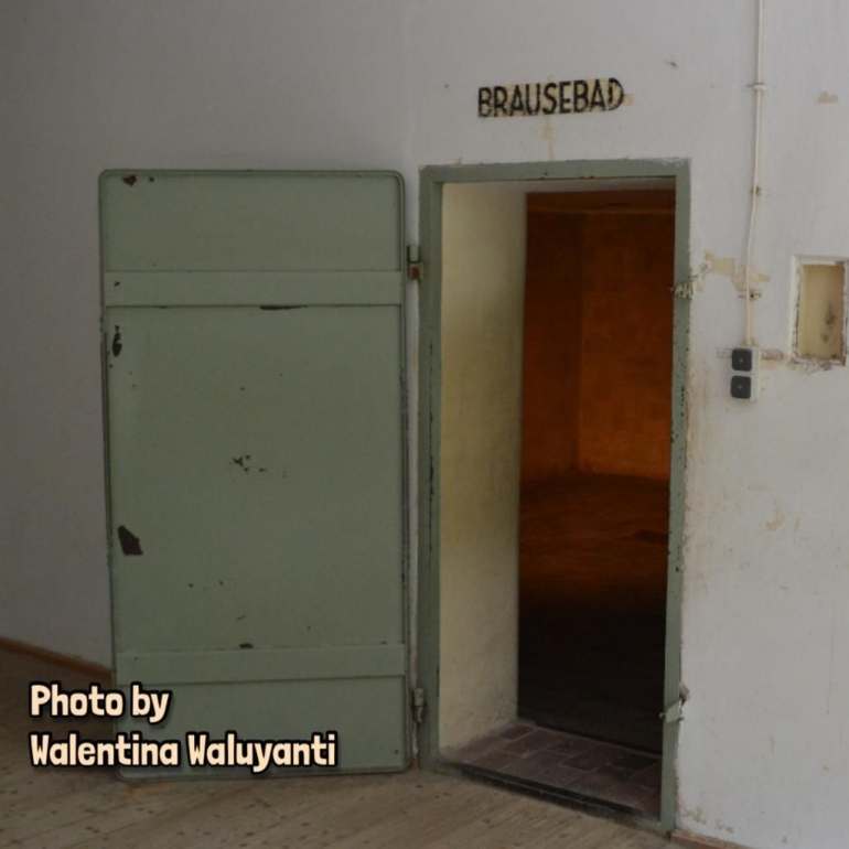 Foto: Pintu masuk ke kamar gas yang disamarkan sebagai kamar mandi di kamp konsentrasi Dachau. (dokpri)