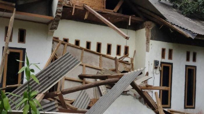 Potret rumah warga yang rusak karena gempa bumi (sumber: tribunnews.com)