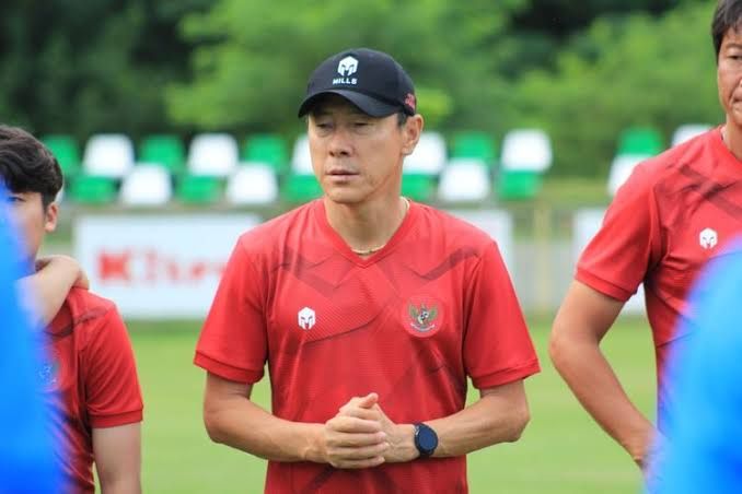 Pelatih Shin Tae yong memberikan arahan | (bola.kompas.com)