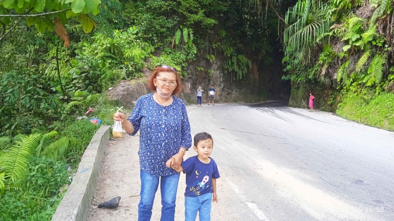 Berfoto ria di  Batu Lubang Sibolga, jadi suatu minat banyak orang. ( foto : leonardo) 