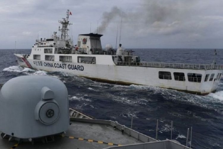 Kehadiran kapal penjaga pantai dan kapal pencari ikan China di ZEE Indonesia di perairan Natuna utara membuat hubungan kedua negara kembali menegang.(ANTARA FOTO via KOMPAS.com)