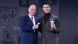 FIFA Special Best Award untuk Cristiano Ronaldo (Foto AP/Harold Cunningham). 