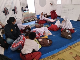 Kelompok 2 tema literasi sedang melaksanakan kegiatan belajar mengajar di sekolah darurat (Dokpri)