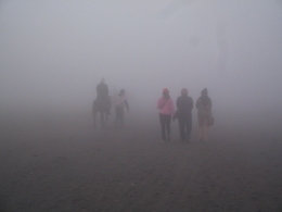 Kami berjalan di tengah kabut (dokpri) 