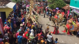 Peserta fashion carnival berbahan bambu dalam Gintangan Bamboo Festival tahun 2017. Dok. Banyuwangitourism.com