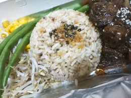 Nasi lada hitamnya bukan daging sapi tapi bahan nabati khusus yang dibuat sedemikian rupa hinga rasa dan teksturnya mirip daging sapi (dokpri)