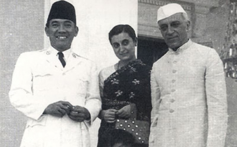 Ir. Soekarno dan Pandit Jawaharlal Nehru https://news.okezone.com/read/2016/02/04/18/1304359/keterikatan-india-dan-indonesia-dalam-goresan-sejarah