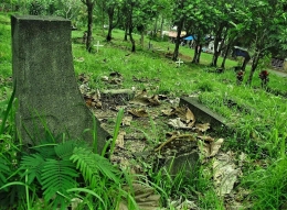 Makam Ingot Pakpahan di TPU Kerkhof Sukabumi dengan latar belakang Jln Pramuka Lingkar Bawah. Foto : Parlin Pahan.