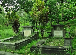 Makam Pak Soembayak (kn) dan isteri (kr), tak jauh dari makam Ingot Pakpahan yang nyaris hancur. Foto : Parlin Pakpahan.