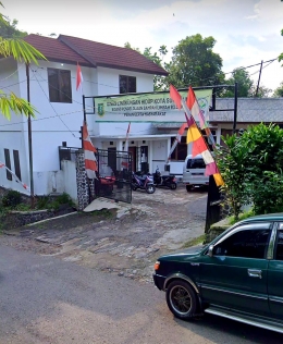 Pool truk sampah Pemkot Cq DLH Bidang Persampahan menempati areal kl 1500 M2 di TPU Kerkhof  Jln Pramuka Lingkar Atas. Sumber : Screenshot Google Map.