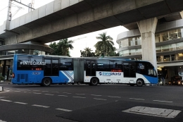 Bus Transjakarta melintas di Simpang CSW (foto by widikurniawan)