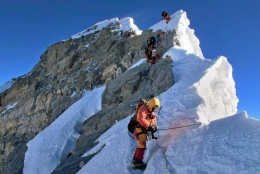 Photo illustrasi pendaki turun dari puncak Everest (Sumber : Adrian Ballinger/Alpenglow Expeditions/AP)