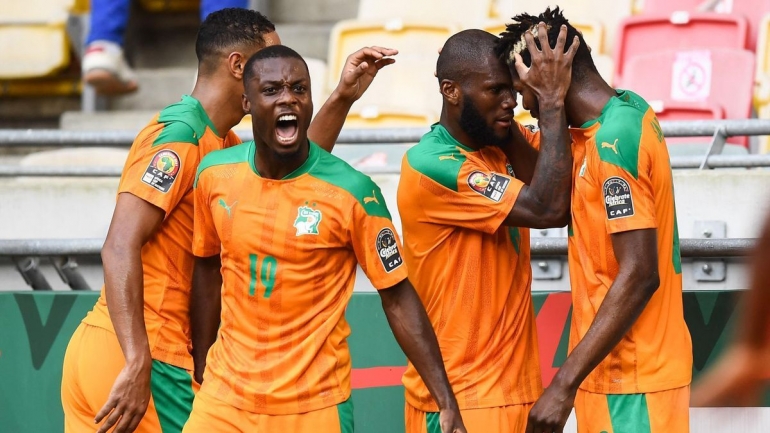 Pemain Pantai Gading merayakan gol ke gawang Aljazair. (via eurosport.com)